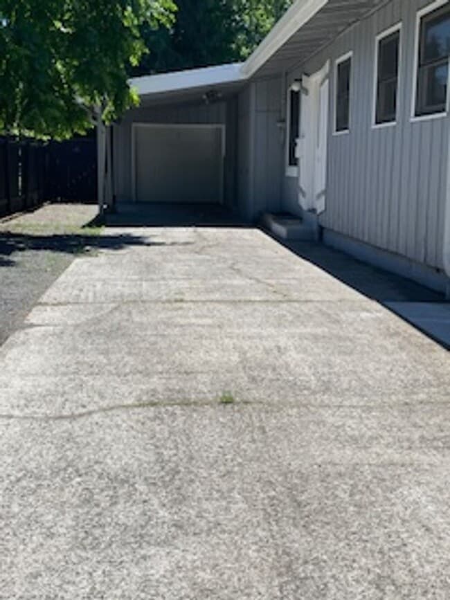 Building Photo - Mid-Century Montavilla Neighborhood