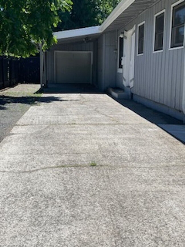 Foto del edificio - Mid-Century Montavilla Neighborhood