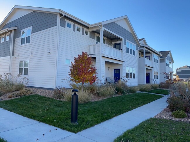 Foto del edificio - Stylish Second-Floor Condo w/ Two-Car Garage