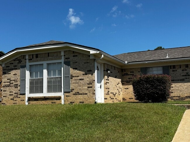 Building Photo - Beautifully updated 2 Bedroom duplex in PT