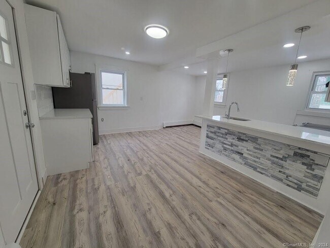 Building Photo - 288 Litchfield St