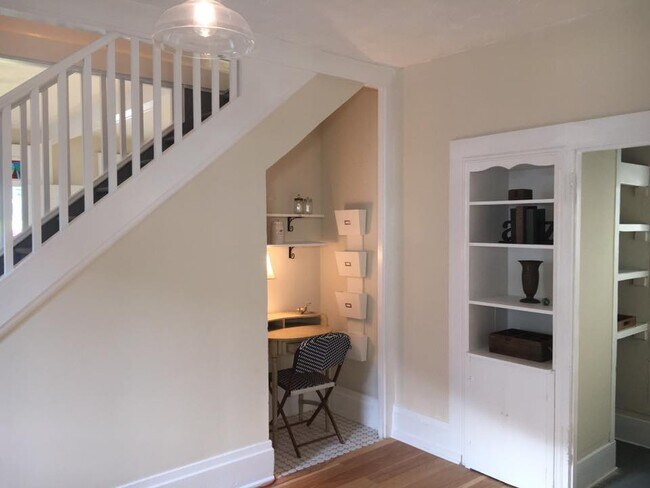 Comedor con rincón de escritorio y estantería empotrada. - 1120 E Santa Clara St
