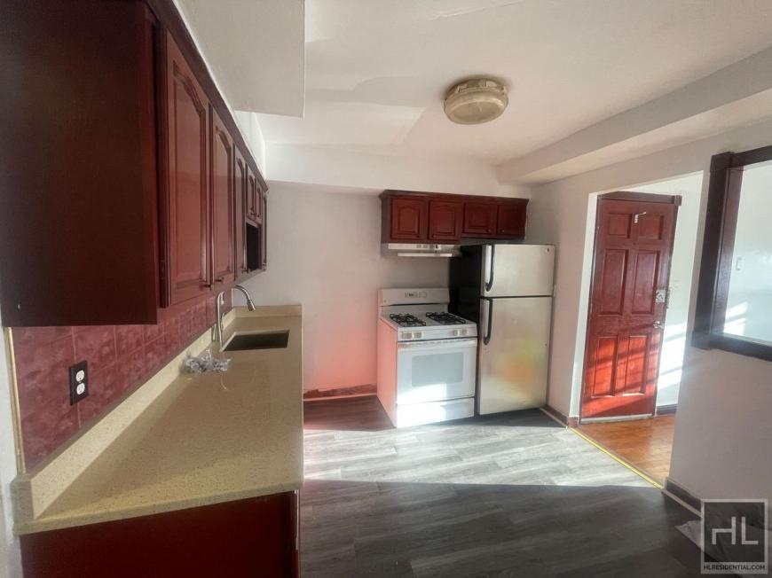 Foto principal - 3 bedroom in BROOKLYN NY 11208