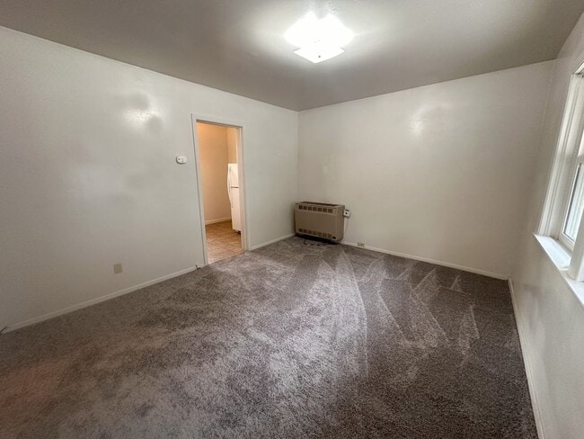 Building Photo - 1 Bedroom, 1 Bathroom Apartment