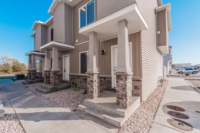 Building Photo - 654 S Saturn Ave