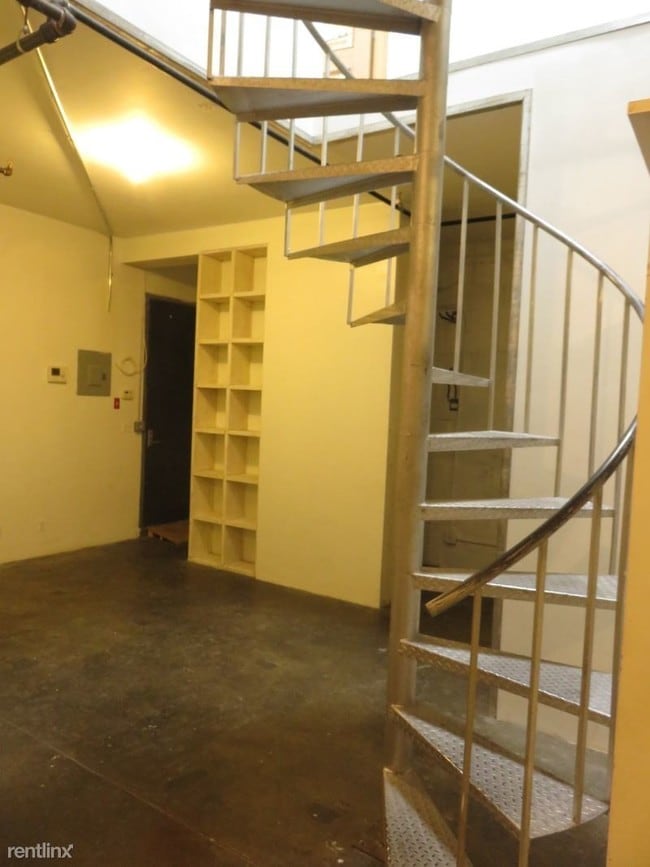 Building Photo - 338 Moffat St