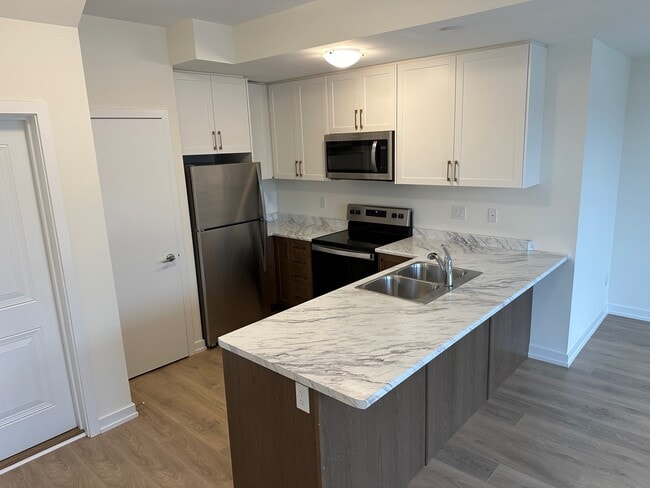 Building Photo - STUNNING 2-BEDROOM TOWNHOUSE FOR RENT IN C...