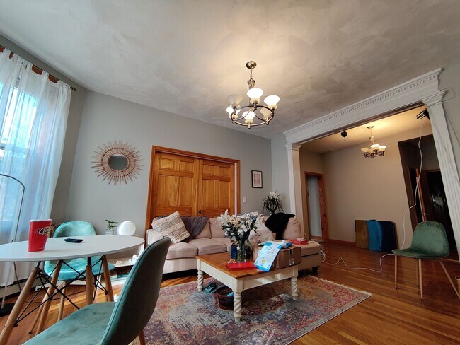 Foto del edificio - Desirable Brookline Location, Heat, Hot Wa...