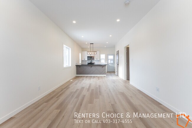 Photo du bâtiment - Newer Pet Friendly Townhouse Near Taber Amenities with Parking