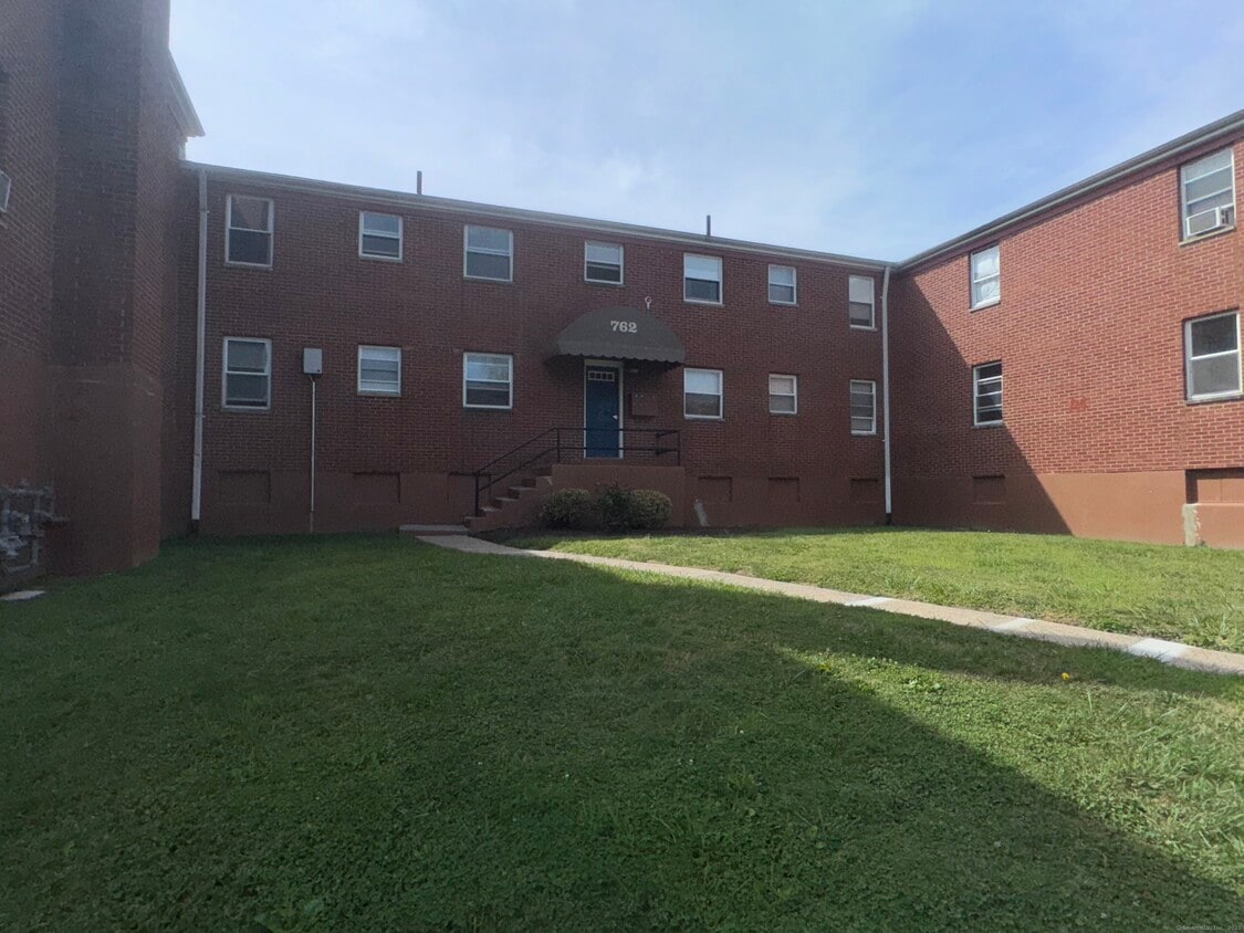 Foto principal - 768 New Britain Ave