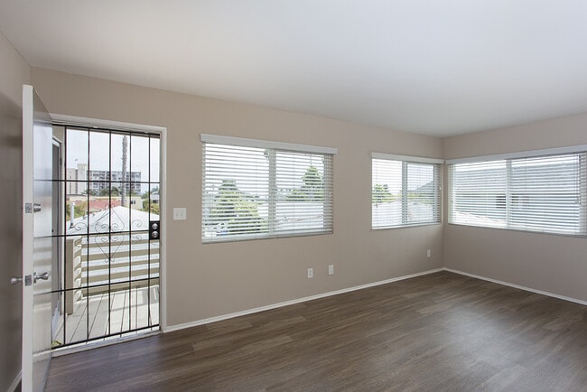Building Photo - Upstairs 2BR/2BA in North Pacific Beach wi...