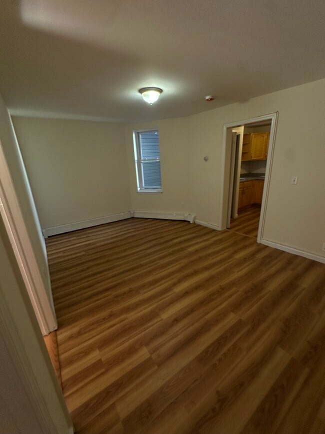 Family room - 99 Avenue E