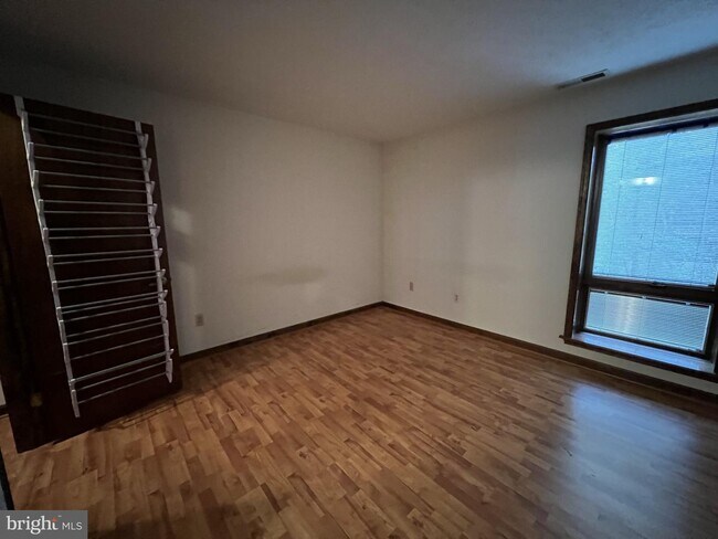 Foto del edificio - 23243 Rosewood Ct