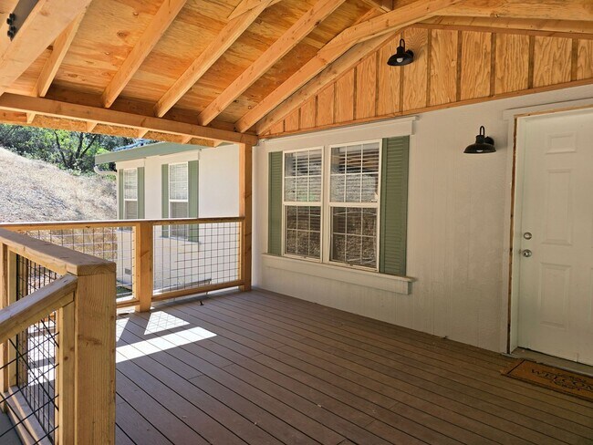 Building Photo - Private Living Close to Town
