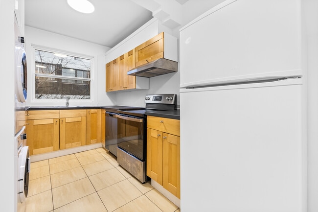 Building Photo - 5777 Ch De La Côte-Saint-Luc