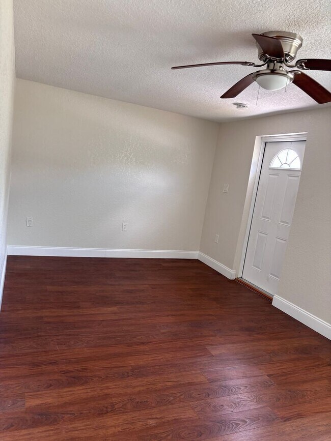Foto del edificio - 3 BEDROOM/DEN NEWLY RENOVATED HOME IN FORT...
