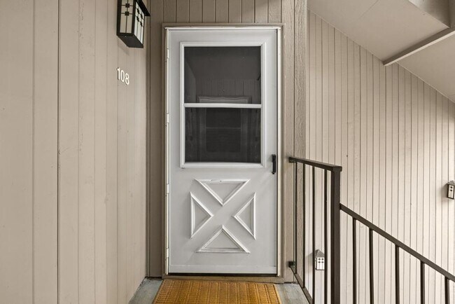 Foto del edificio - Stylish Lake Oswego 1 Bedroom Condo with Loft — Walk to Shops & Parks