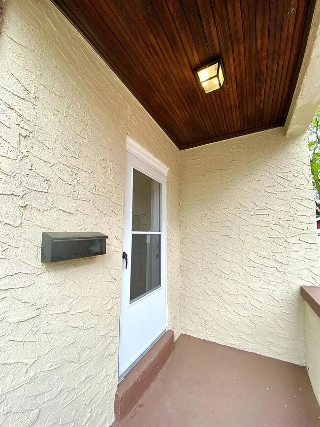 Building Photo - 5604 Warren Ave