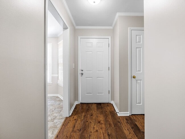 Building Photo - Cozy 3 Bedroom, 2.5 Bath Town Home with 2 ...