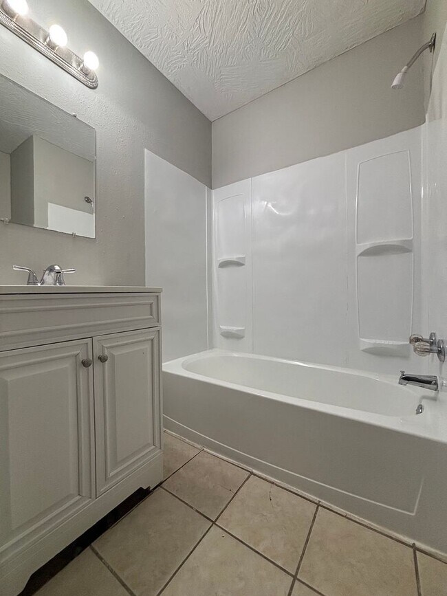 Foto del edificio - 3 bedroom 2 bathroom 2 car garage