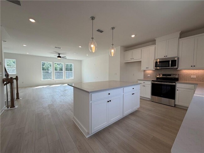 Building Photo - 2712 The Ln NE