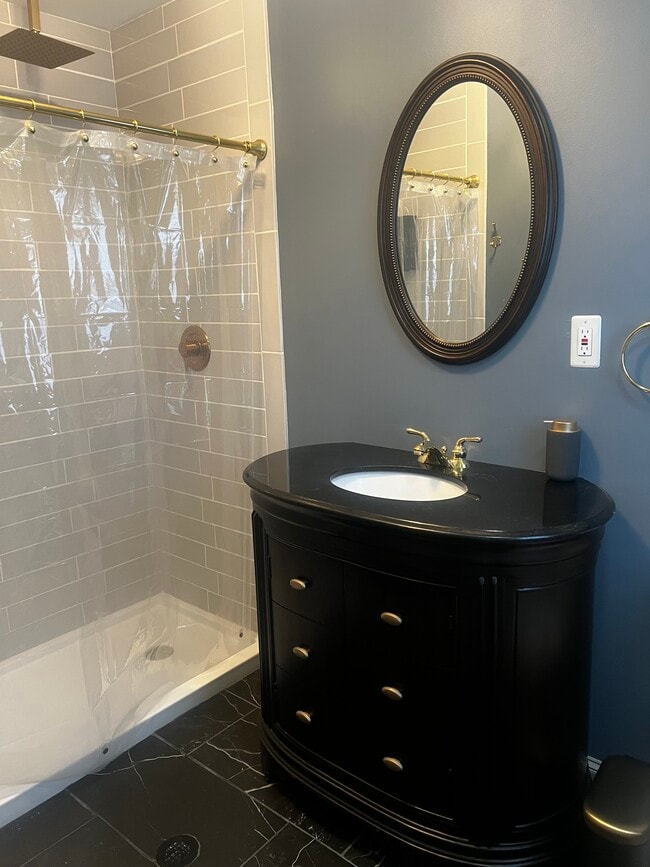 Foto del edificio - 18 Harmony School Rd