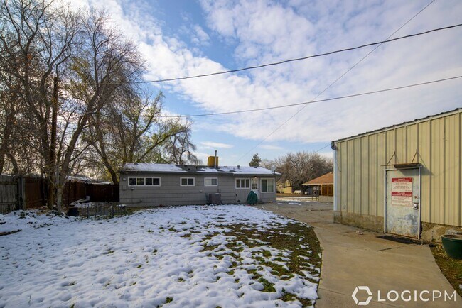 Building Photo - 6845 S Greenfield Way