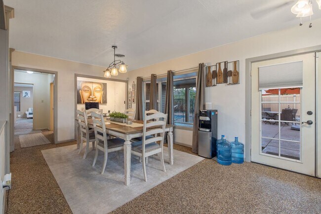 Building Photo - 3 bedroom 2 bath with Pool and Solar