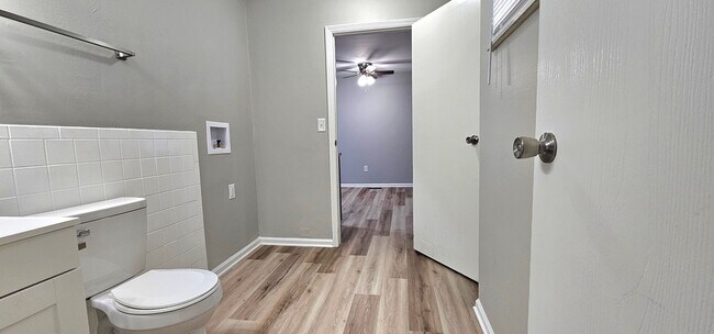Foto del edificio - 3030-3032 Creekview Circle