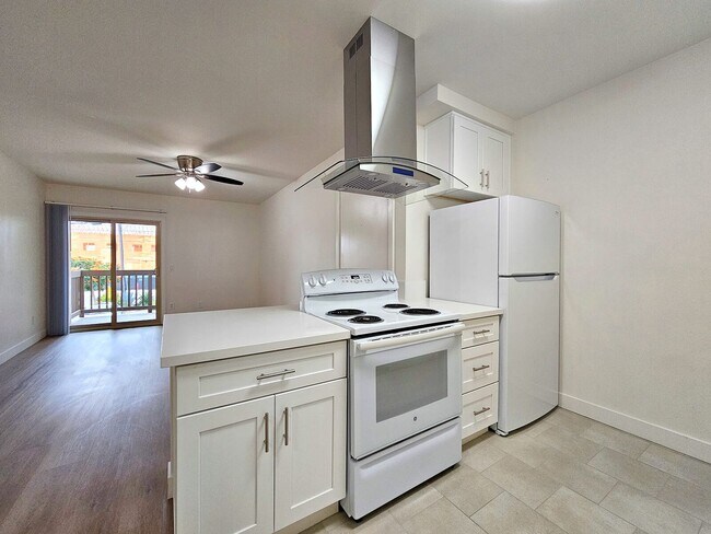 1 dormitorio con sala de estar - The Vine Apartments