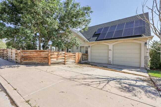 Foto del edificio - $3,650 - 4 Bed, 4 Bath Home with 4 Car Gar...