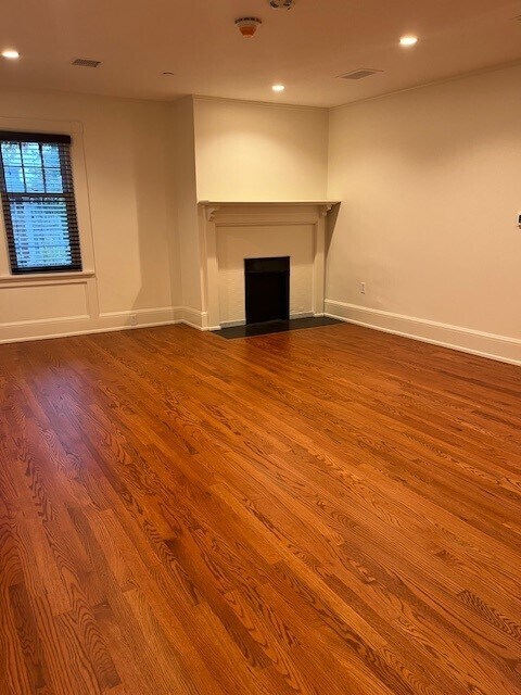 Vista alternativa de la sala de estar - 555 W 6th St