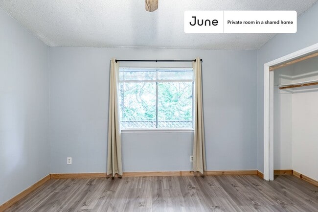 Building Photo - Room in Shared 3 bed/1.5 bath home