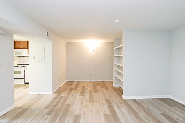 Foto del edificio - Four Seasons Condo Near Rt 29 Shopping & Dining