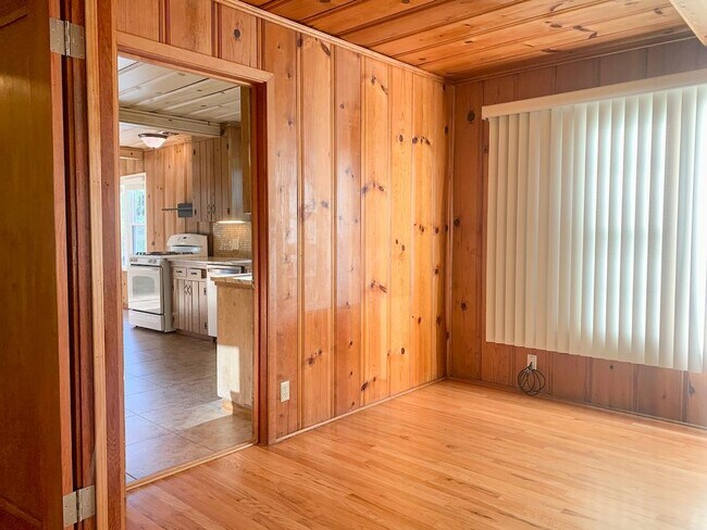 Building Photo - 14885 La Rinconada Dr