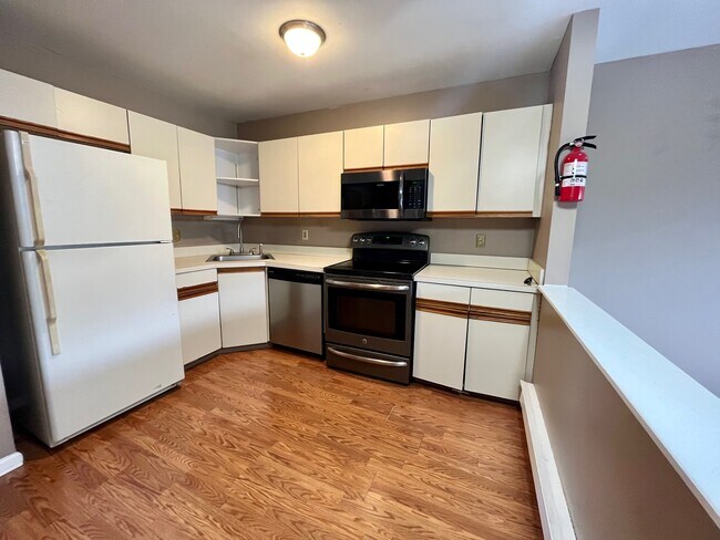 Building Photo - 126 Pickwick Pl