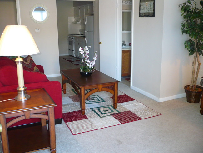 Building Photo - 415 Greenbriar Dr