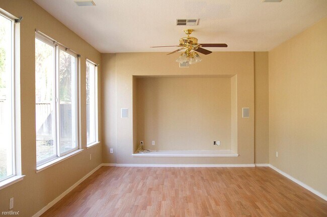 Building Photo - 3 br, 2.5 bath House - 727 Sunlight Dr