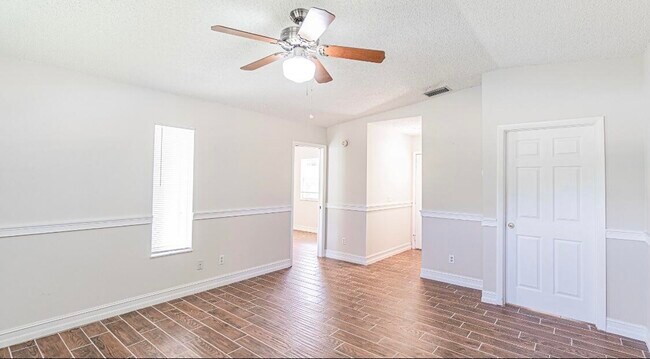 Building Photo - 422 NE Armory Cir