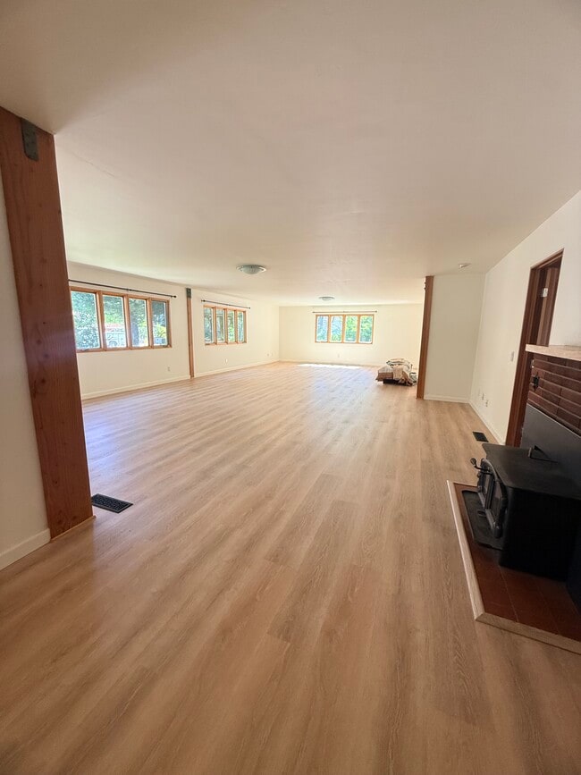 Building Photo - 1646 Maple Ave