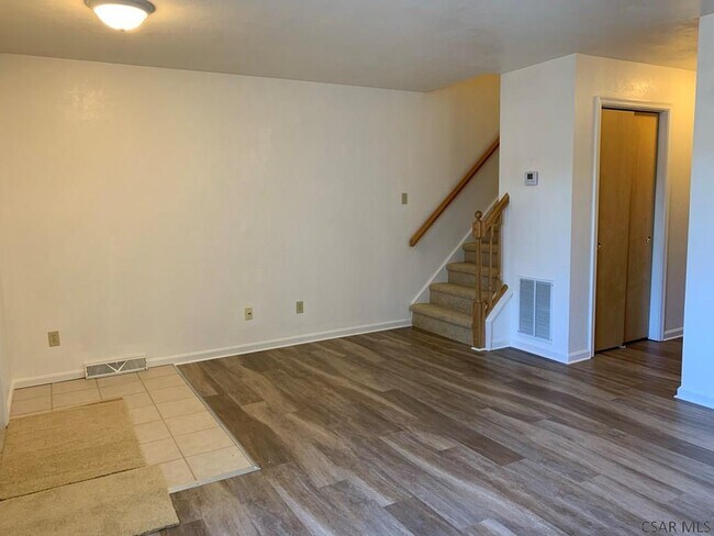 Building Photo - 555 Edward St