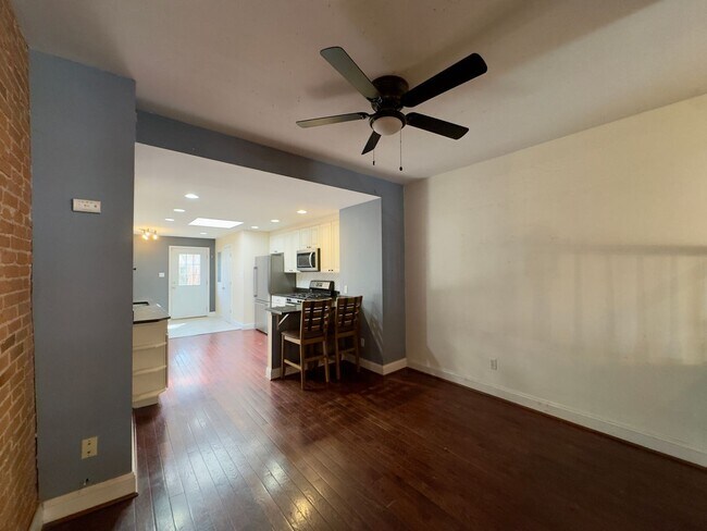 Building Photo - Spacious 3Beds/1Bath and Well-Appointed Ho...