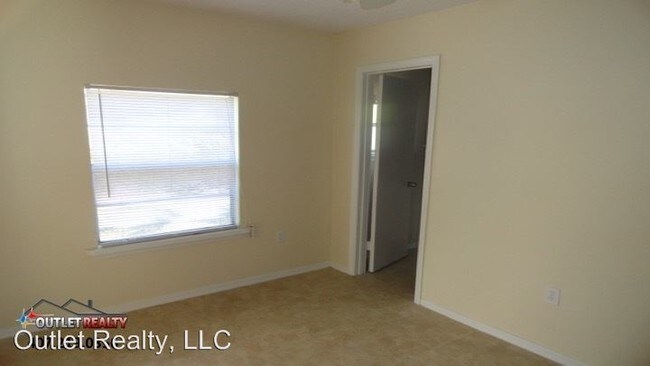 Building Photo - 718 Putnam Ave