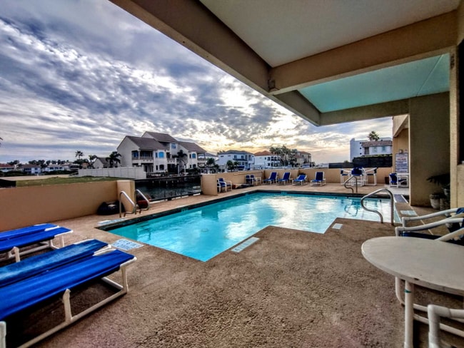 Foto del edificio - 6403 Padre Blvd