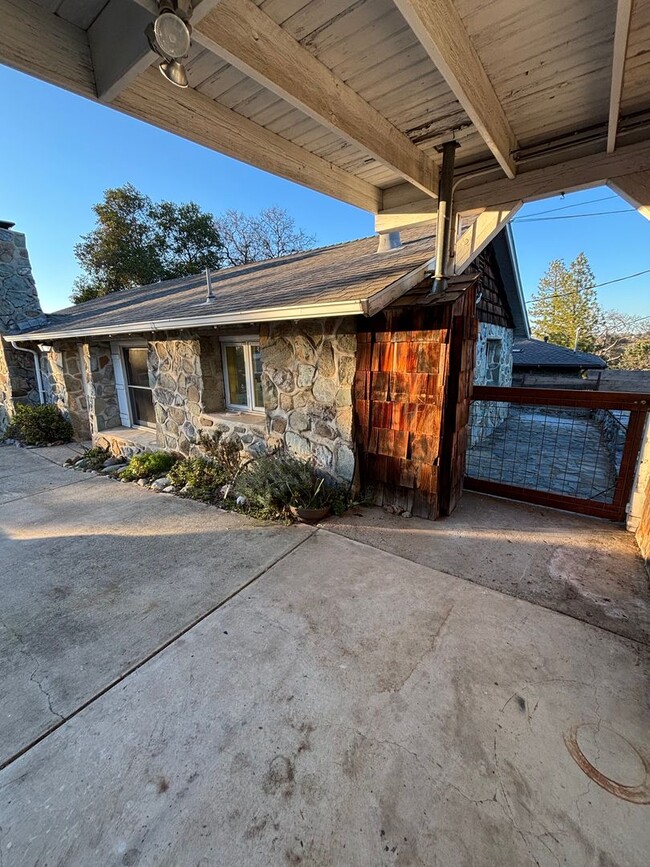 Foto del edificio - Charming Stone Cottage Available