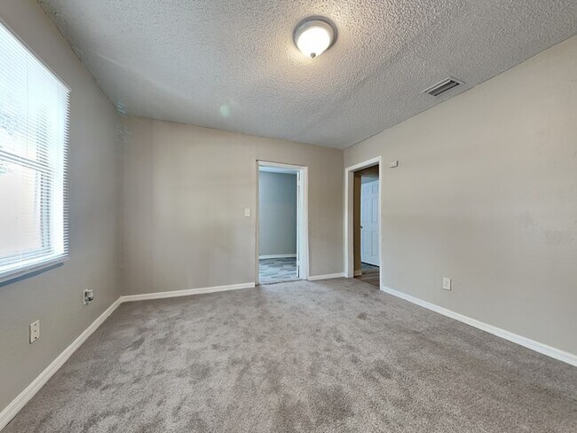 Foto del edificio - Wonderful 3/2 Home W/ Screened Lanai!