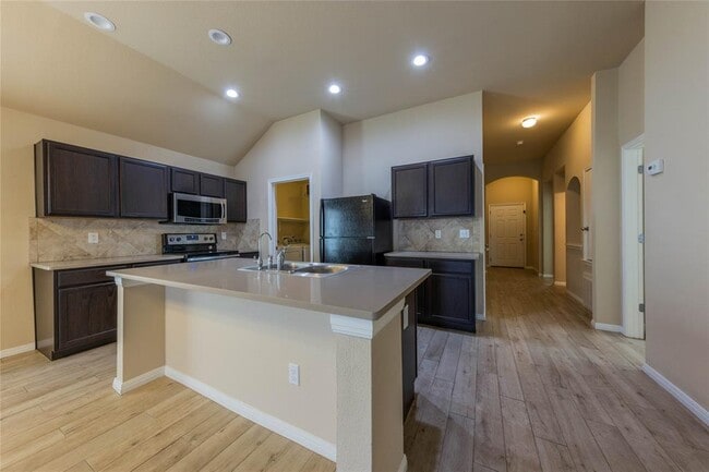 Foto del edificio - 15111 Verela Dr