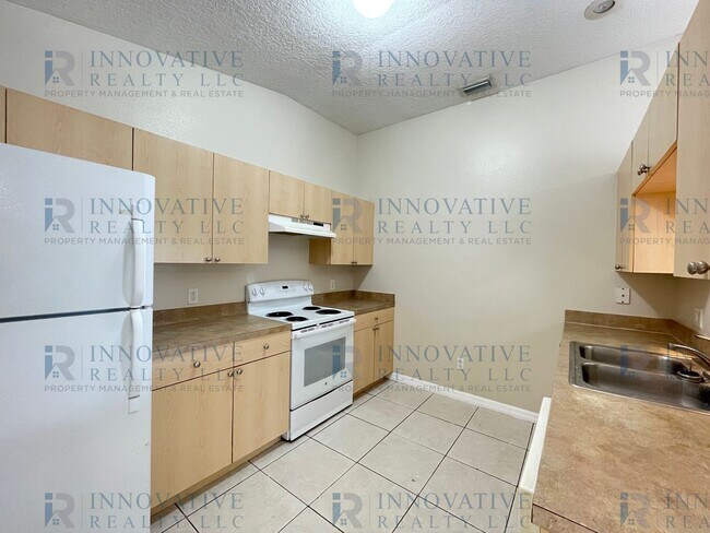 Building Photo - 2 Bedroom, 2 Bath Duplex with 1 Car Garage...