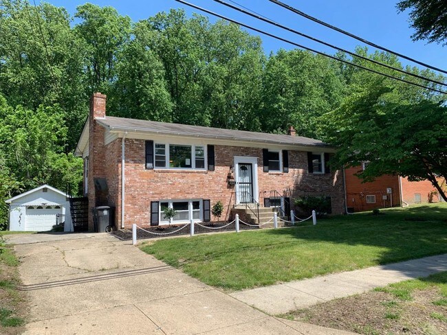 Building Photo - 710 Iona Terrace