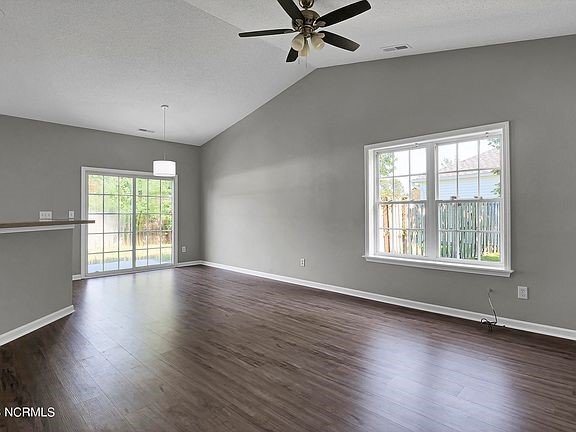 Building Photo - *** Promotion -- Sign lease by January 31 and receive $1000 off first months rent!!  Renovated ho...